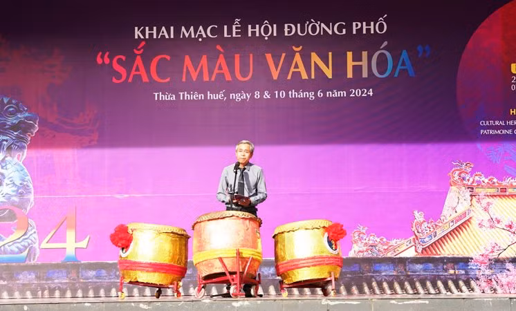 Đại diện Ban tổ chức Festival Huế 2024 đánh trống khai hội. Đại diện Ban tổ chức Festival Huế 2024 đánh trống khai hội.