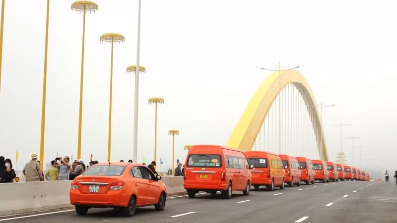 Dòng xe vận hành qua cầu Nguyễn Hoàng sau khi chính thức thông xe kỹ thuật.