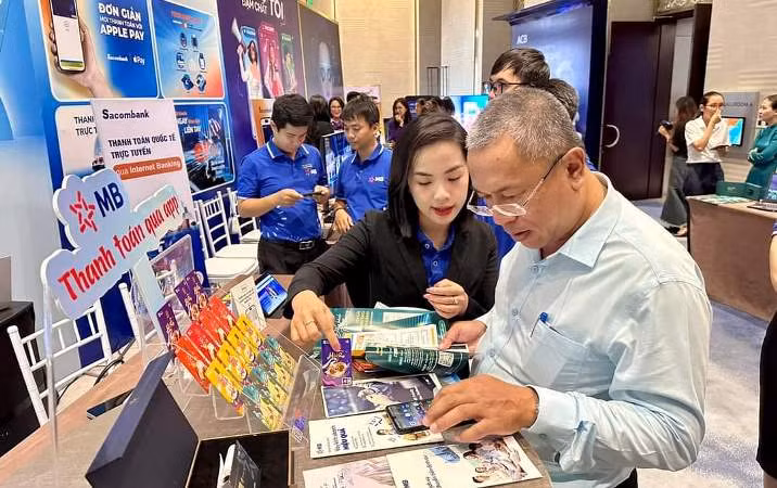Trong khuôn khổ hội nghị, Ngân hàng Nhà nước tổ chức triển lãm giới thiệu các giải pháp ngân hàng số của 10 ngân hàng trên địa bàn tham gia. Trong khuôn khổ hội nghị, Ngân hàng Nhà nước tổ chức triển lãm giới thiệu các giải pháp ngân hàng số của 10 ngân hàng trên địa bàn tham gia.