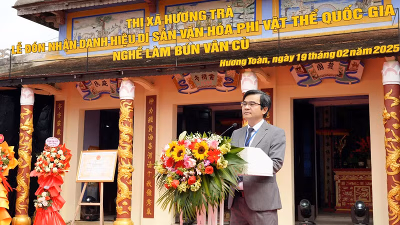 Phó Chủ tịch Ủy ban nhân dân thị xã Hương Trà Đỗ Ngọc An phát biểu tại buổi lễ. Phó Chủ tịch Ủy ban nhân dân thị xã Hương Trà Đỗ Ngọc An phát biểu tại buổi lễ.