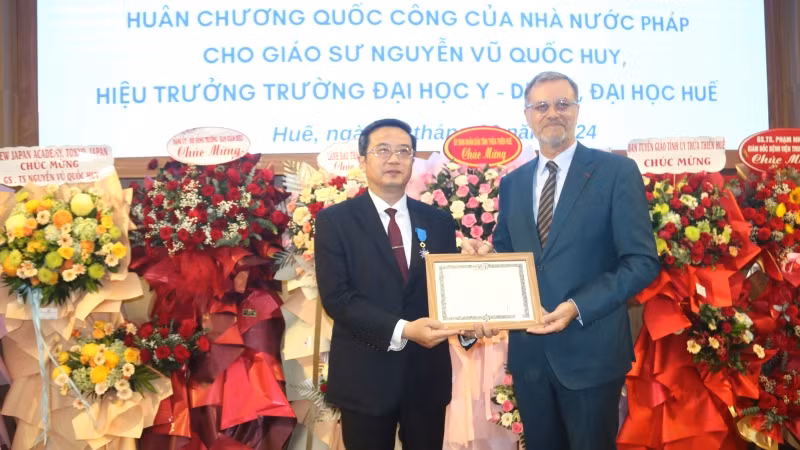 Huân chương cao quý của Nhà nước Pháp cũng là sự ghi nhận cho các hoạt động và đóng góp của Cộng đồng Pháp ngữ và Pháp ngữ y khoa tại Thừa Thiên Huế.