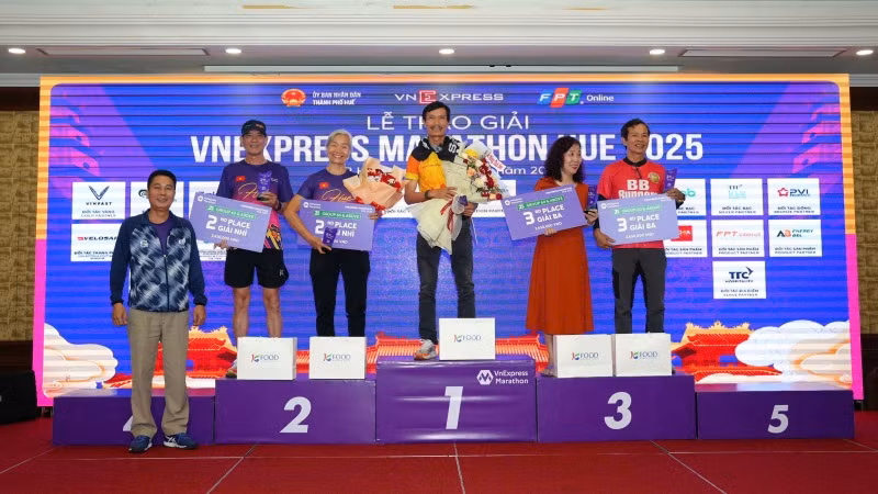 Sôi động Giải VnExpress Marathon Huế 2025 ảnh 30