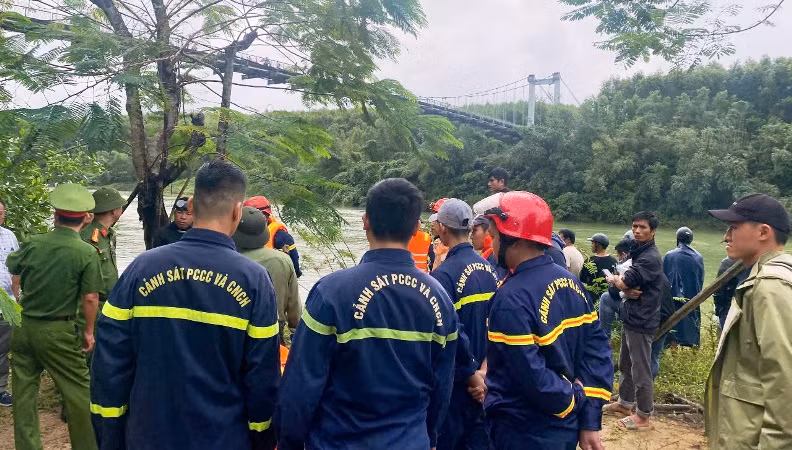 Lực lượng các đơn vị và phương tiện được huy động để tìm kiếm 2 nạn nhân mất tích trên sông.