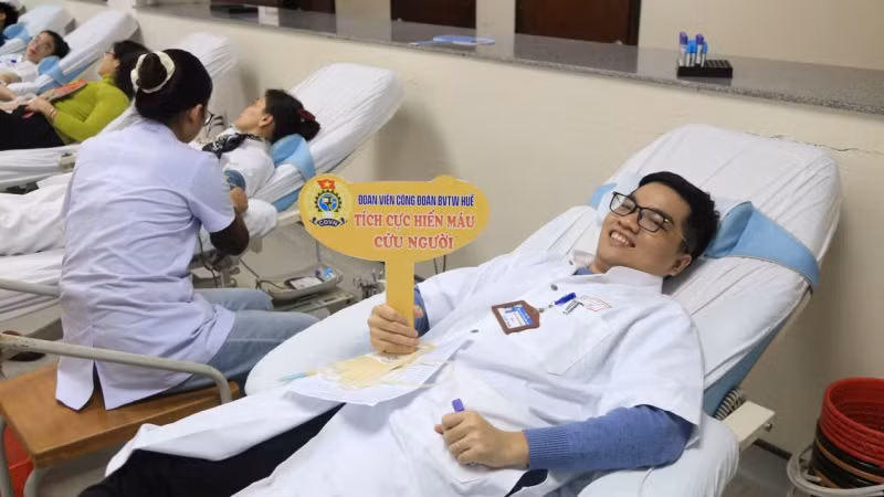 Gần 400 cán bộ viên chức Bệnh viện Trung ương Huế đăng ký tham gia hiến máu và hiến tiểu cầu tình nguyện.
