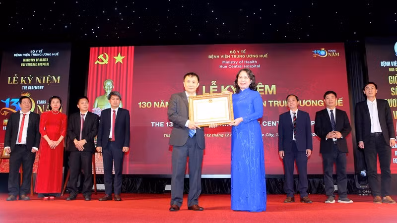Phó Chủ tịch nước Võ Thị Ánh Xuân trao Huân chương Lao động hạng Nhất tặng Giáo sư, Tiến sĩ, Thầy thuốc Nhân dân Phạm Như Hiệp, Giám đốc Bệnh viện Trung ương Huế. Phó Chủ tịch nước Võ Thị Ánh Xuân trao Huân chương Lao động hạng Nhất tặng Giáo sư, Tiến sĩ, Thầy thuốc Nhân dân Phạm Như Hiệp, Giám đốc Bệnh viện Trung ương Huế.