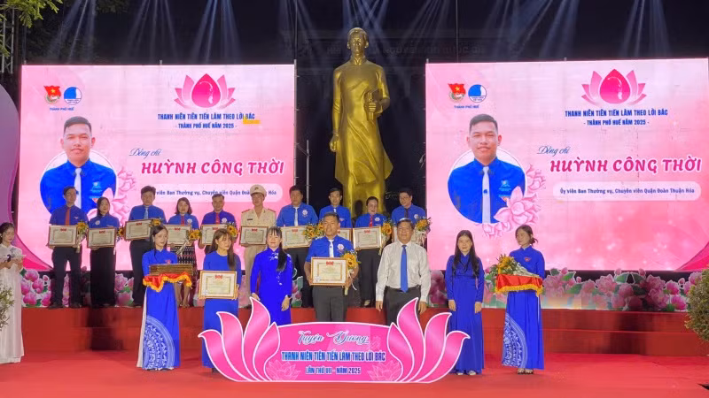 Lãnh đạo thành phố Huế tặng Bằng khen cho các tập thể, cá nhân điển hình tại chương trình tuyên dương.