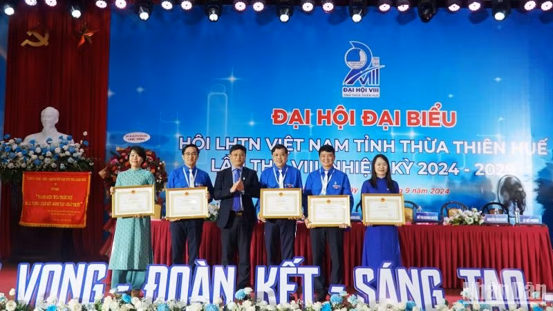 .Trao Bằng của Chủ tịch Ủy ban nhân dân tỉnh tặng 5 cá nhân có thành tích xuất sắc. .Trao Bằng của Chủ tịch Ủy ban nhân dân tỉnh tặng 5 cá nhân có thành tích xuất sắc.