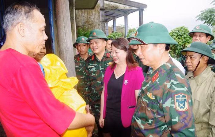 Trung tướng Hà Thọ Bình cùng các thành viên trong Đoàn công tác trao gạo, mì tôm đến các gia đình bị ảnh hưởng do thiên tai tại thôn Thủ Lễ 2, xã Quảng Phước, huyện Quảng Điền. Trung tướng Hà Thọ Bình cùng các thành viên trong Đoàn công tác trao gạo, mì tôm đến các gia đình bị ảnh hưởng do thiên tai tại thôn Thủ Lễ 2, xã Quảng Phước, huyện Quảng Điền.