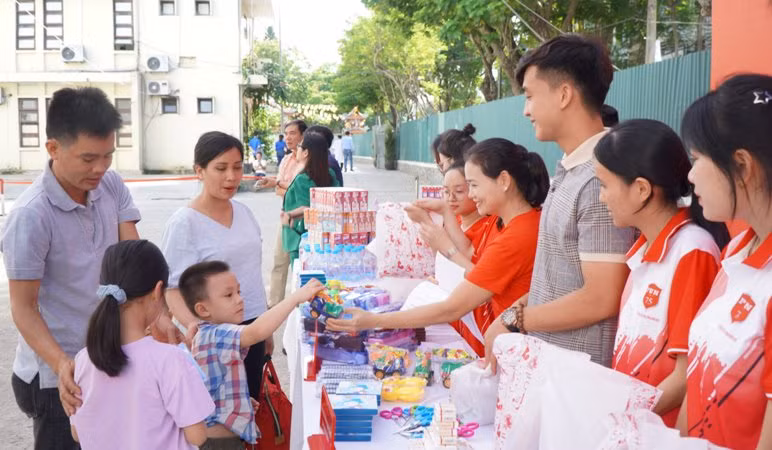 Nhiều trẻ em nghèo, hoàn cảnh khó khăn được chương trình “Trái tim cho em” hướng dẫn làm hồ sơ để được điều trị miễn phí.