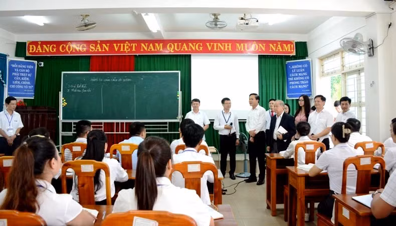 Đoàn khảo sát tham quan lớp bồi dưỡng chính trị của học viên tại nhà trường. Đoàn khảo sát tham quan lớp bồi dưỡng chính trị của học viên tại nhà trường.