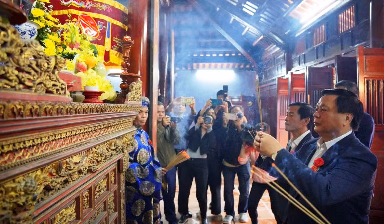 Đồng chí Nguyễn Xuân Thắng cùng lãnh đạo Trung ương và tỉnh Thừa Thiên Huế vào dâng hương ngay tại đình làng Kim Long - một địa chỉ văn nổi tiếng của thành phố Huế.