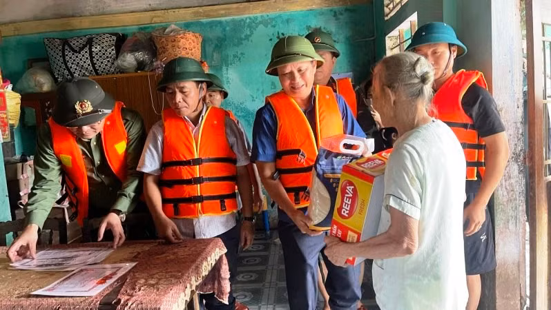 Các đồng chí Bí thư Tỉnh ủy Lê Trường Lưu và Chủ tịch Ủy ban nhân dân tỉnh Nguyễn Văn Phương ân cần thăm hỏi, tặng quà người dân vùng rốn lũ Quảng Điền. Các đồng chí Bí thư Tỉnh ủy Lê Trường Lưu và Chủ tịch Ủy ban nhân dân tỉnh Nguyễn Văn Phương ân cần thăm hỏi, tặng quà người dân vùng rốn lũ Quảng Điền.