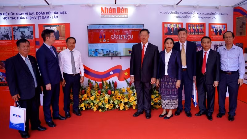 Lãnh đạo các bộ, ban, ngành hai nước Việt Nam-Lào tham quan và chụp ảnh lưu niệm tại khu trưng bày triển lãm của Báo Nhân Dân. Lãnh đạo các bộ, ban, ngành hai nước Việt Nam-Lào tham quan và chụp ảnh lưu niệm tại khu trưng bày triển lãm của Báo Nhân Dân.