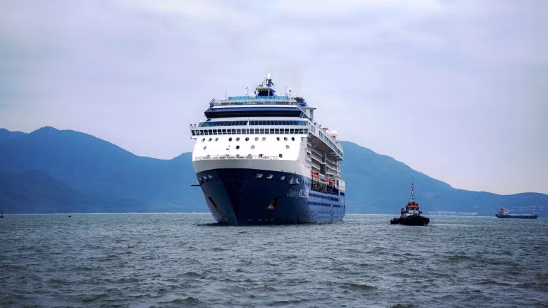 Tàu du lịch Celeberity Millennium, quốc tịch Malta của hãng Royal Caribbean cập Cảng Chân Mây.
