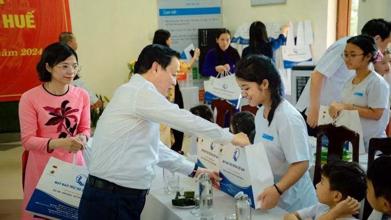 Phó Thủ tướng Trần Hồng Hà thăm và tặng quà cho trẻ em tại Làng trẻ em SOS Huế.