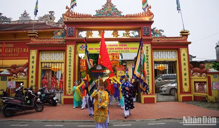 Đoàn cung nghênh Thánh Mẫu bằng đường bộ từ Thánh đường Thiên Tiên Thánh giáo (352 Chi Lăng) lên Nghinh Lương Đình.