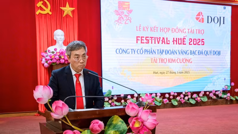 Phó Tổng Giám đốc Tập đoàn Vàng bạc Đá quý DOJI Dương Anh Tuấn phát biểu tại lễ ký kết.