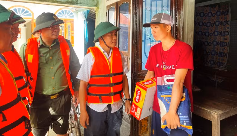 Các đồng chí Bí thư Tỉnh ủy Lê Trường Lưu và Chủ tịch Ủy ban nhân dân tỉnh Nguyễn Văn Phương ân cần thăm hỏi, tặng quà người dân vùng rốn lũ Quảng Điền. Các đồng chí Bí thư Tỉnh ủy Lê Trường Lưu và Chủ tịch Ủy ban nhân dân tỉnh Nguyễn Văn Phương ân cần thăm hỏi, tặng quà người dân vùng rốn lũ Quảng Điền.