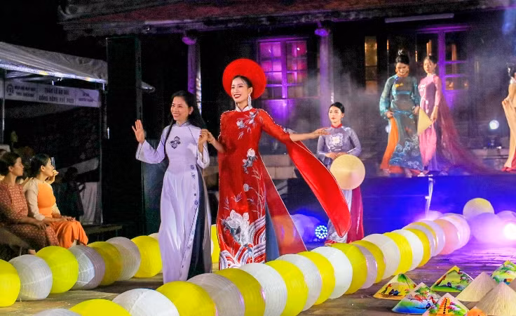 Lễ hội áo dài luôn là chương trình hấp dẫn, thu hút sự quan tâm của người dân, du khách trong các kỳ Festival Huế. Lễ hội áo dài luôn là chương trình hấp dẫn, thu hút sự quan tâm của người dân, du khách trong các kỳ Festival Huế.