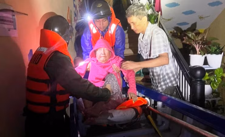Ông Lê Văn Mâu bị bệnh tim nặng, lên cơn đau đột ngột, nước bao vây tứ bề nên không thể lên bệnh viện. Ông Lê Văn Mâu bị bệnh tim nặng, lên cơn đau đột ngột, nước bao vây tứ bề nên không thể lên bệnh viện.