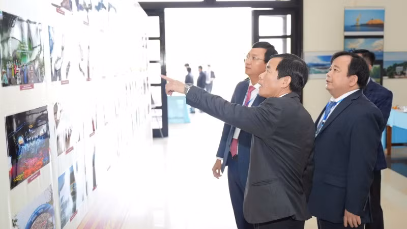 Chủ tịch Ủy ban nhân dân thành phố Nguyễn Văn Phương tham quan triển lãm ảnh về những thành tựu kinh tế-xã hội của huyện Phú Lộc.