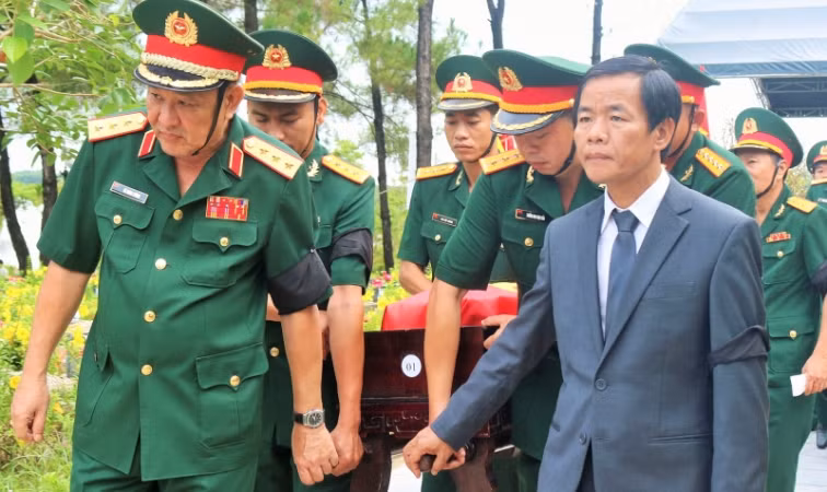Thứ trưởng Quốc phòng, Thượng tướng Võ Minh Lương (bên trái) và Chủ tịch Ủy ban nhân dân tỉnh Thừa Thiên Huế Nguyễn Văn Phương (bên phải) đưa tiễn các liệt sĩ về nơi an nghỉ.