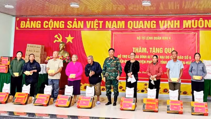 Trung tướng Hà Thọ Bình, Tư lệnh Quân khu 4 tặng quà cho các hộ gia đình bị ảnh hưởng bão số 6.
