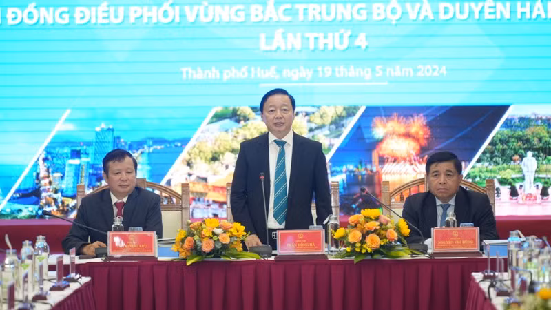 Phó Thủ tướng Trần Hồng Hà đề nghị các địa phương lựa chọn những dự án kết nối tiểu vùng, nội vùng, liên vùng cần ưu tiên đầu tư. Phó Thủ tướng Trần Hồng Hà đề nghị các địa phương lựa chọn những dự án kết nối tiểu vùng, nội vùng, liên vùng cần ưu tiên đầu tư.