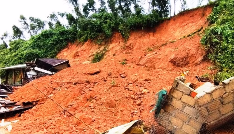 Mưa lớn liên tiếp gây nguy cơ lũ quét, trượt lở đất vùng đồi núi tại Thừa Thiên Huế.