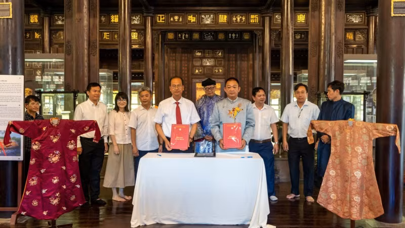 Lãnh đạo Trung tâm Bảo tồn di tích Cố đô Huế ký biên bản bàn giao và tiếp nhận hai chiếc áo dài của Đức bà Từ Cung. Lãnh đạo Trung tâm Bảo tồn di tích Cố đô Huế ký biên bản bàn giao và tiếp nhận hai chiếc áo dài của Đức bà Từ Cung.