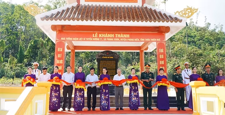 Các đại biểu thực hiện nghi thức cắt băng khánh thành Nhà tưởng niệm liệt sĩ.