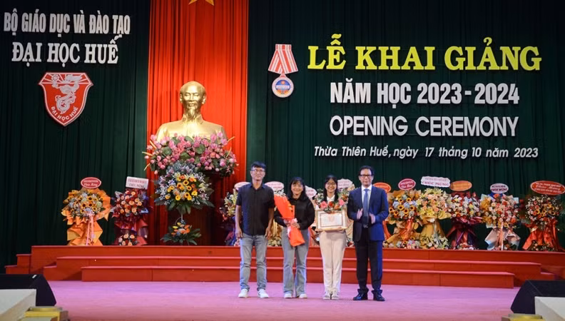 Trao thưởng cho thủ khoa Đại học Huế năm nay với phần thưởng 15 triệu đồng. Đó là tân sinh viên y khoa Trần Nguyễn Thiên Thư với 29,55 điểm (Trường Đại học Y dược Huế).