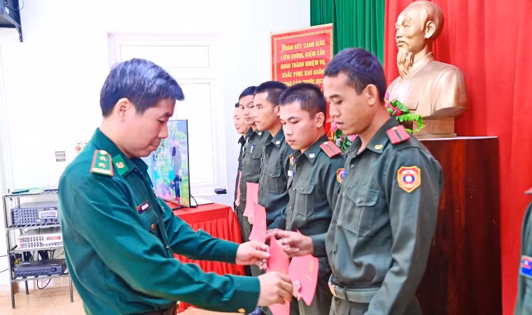 Trung tá Trần Minh trao Giấy chứng nhận cho các học viên dự lớp tập huấn nghiệp vụ Biên phòng năm 2024.