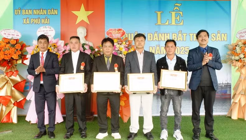 Ủy ban nhân dân xã Phú Hải tặng giấy khen cho các tập thể và 11 cá nhân có thành tích xuất sắc trong công tác đánh bắt thủy sản năm 2024.