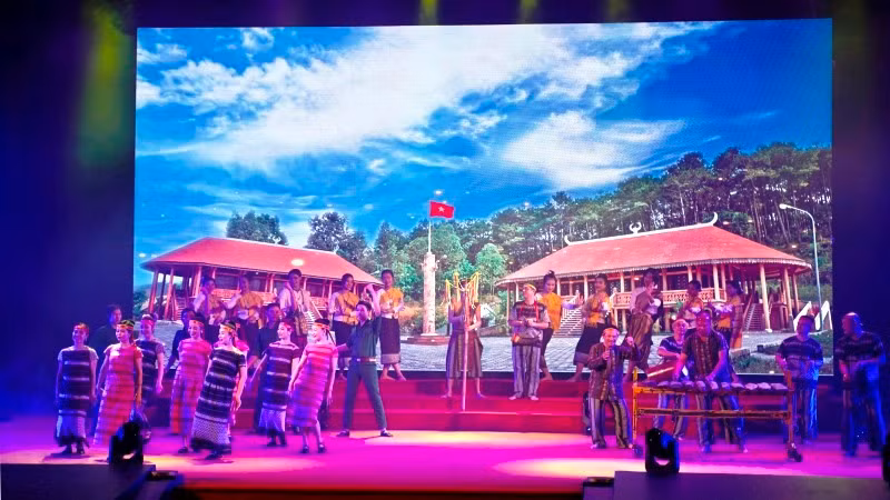 Trình diễn thời trang giới thiệu sản phẩm thổ cẩm nghề dệt Zèng của đồng bào Tà Ôi và giới thiệu trang phục truyền thống của các dân tộc Lào.