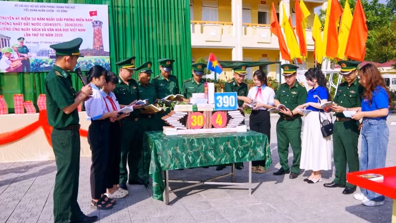 Không gian Ngày sách tại Tiểu đoàn Huấn luyện-Cơ động.