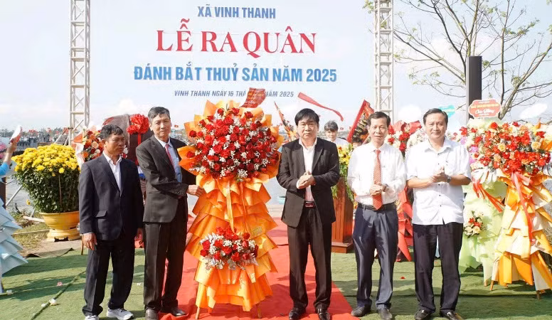 Lãnh đạo Huyện ủy, Ủy ban nhân dân huyện Phú Vang chúc mừng, động viên Chi hội nghề cá cùng bà con ngư dân Vinh Thanh ra quân chuyến đầu năm.