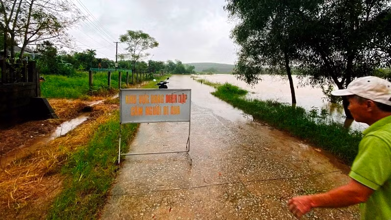 Để bảo đảm an toàn cho người dân và phương tiện, tại một số tuyến đường ở huyện Phong Điền, chính quyền phải dựng biển cảnh báo.