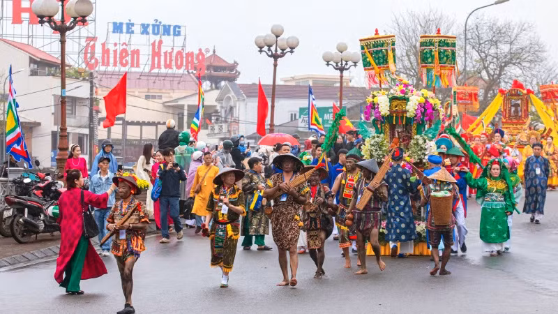 Hoạt động cung nghinh Thánh Mẫu bằng đường bộ đã được tái hiện một độc đáo, có quy mô lớn và đầy màu sắc của trang phục cổ xưa, mang yếu tố văn hóa tâm linh thờ phụng Thánh Mẫu Thiên Y A Na tại Cố đô.