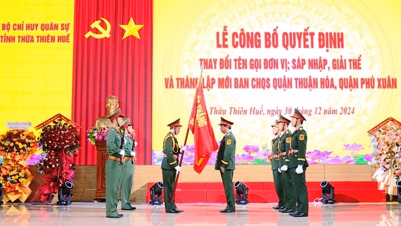 Trung tướng Hà Thọ Bình, Tư lệnh Quân Khu 4 trao Quân kỳ Quyết thắng cho Ban Chỉ huy Quân sự quận Thuận Hòa thuộc Bộ Chỉ huy Quân sự thành phố Huế.