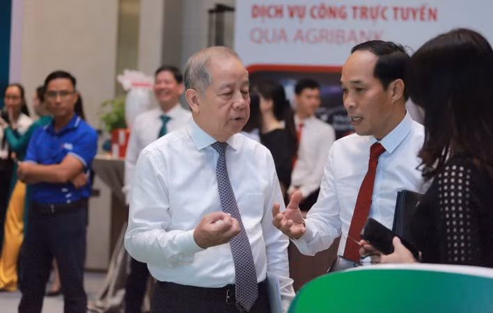Phó Bí thư Thường trực Tỉnh ủy Phan Ngọc Thọ cùng đại diện các ngân hàng tham quan gian hàng giới thiệu các sản phẩm, dịch vụ số. Phó Bí thư Thường trực Tỉnh ủy Phan Ngọc Thọ cùng đại diện các ngân hàng tham quan gian hàng giới thiệu các sản phẩm, dịch vụ số.