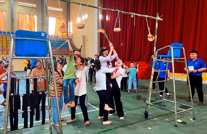 Các em thiếu nhi tham gia các trò chơi dân gian.