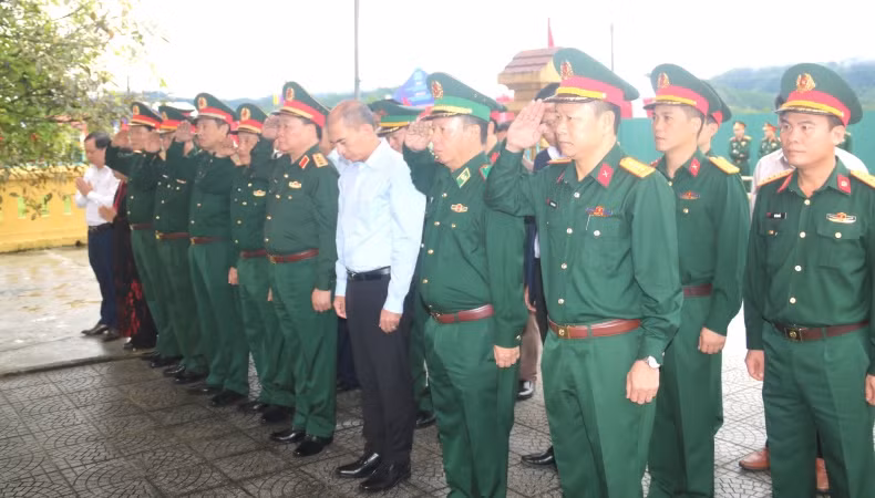 Lãnh đạo Bộ Quốc phòng cùng đại diện Văn phòng Chính phủ, các bộ, ban, ngành Trung ương và địa phương dành phút mặc niệm các Anh hùng liệt sĩ đã hy sinh vì Tổ quốc. Lãnh đạo Bộ Quốc phòng cùng đại diện Văn phòng Chính phủ, các bộ, ban, ngành Trung ương và địa phương dành phút mặc niệm các Anh hùng liệt sĩ đã hy sinh vì Tổ quốc.