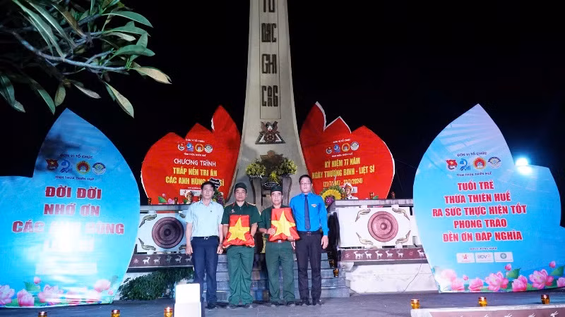Lãnh đạo Sở Lao động-Thương binh và Xã hội và Tỉnh đoàn Thừa Thiên Huế trao tặng di ảnh đã phục dựng của liệt sĩ Nguyễn Văn Dụng và liệt sĩ Hoàng Đăng Quang cho các đồng chí, đồng đội. Lãnh đạo Sở Lao động-Thương binh và Xã hội và Tỉnh đoàn Thừa Thiên Huế trao tặng di ảnh đã phục dựng của liệt sĩ Nguyễn Văn Dụng và liệt sĩ Hoàng Đăng Quang cho các đồng chí, đồng đội.