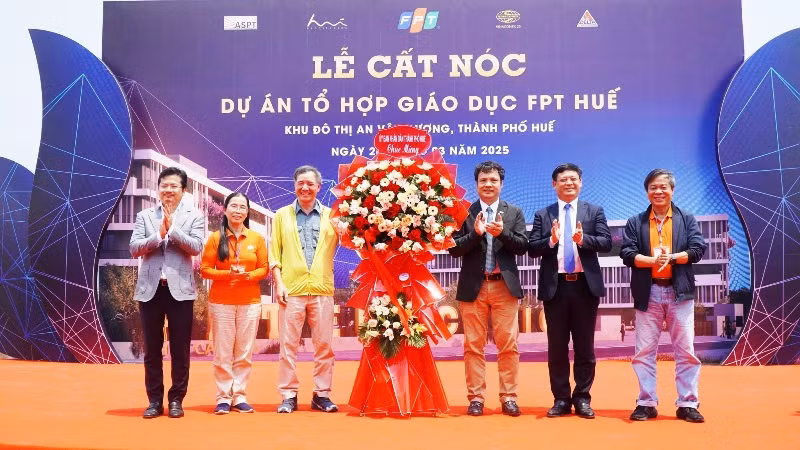 Phó Chủ tịch Thường trực Ủy ban nhân dân thành phố Nguyễn Thanh Bình tặng hoa chúc mừng.