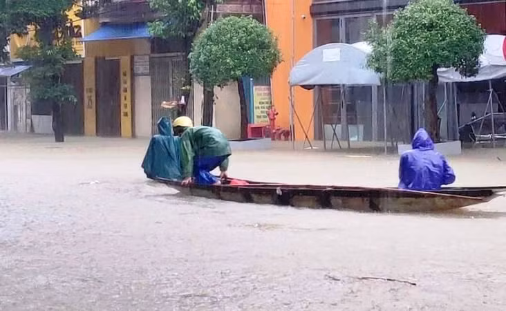 Nước lũ đang lên nhanh khiến nhiều nơi ở hạ du sông Bồ (Thừa Thiên Huế) bị ngập.