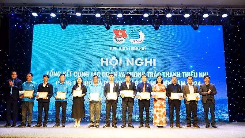 Tặng Kỷ niệm chương "Vì thế hệ trẻ" Trung ương Đoàn cho lãnh đạo, cán bộ Đoàn, Hội, Đội trên địa bàn. Tặng Kỷ niệm chương "Vì thế hệ trẻ" Trung ương Đoàn cho lãnh đạo, cán bộ Đoàn, Hội, Đội trên địa bàn.