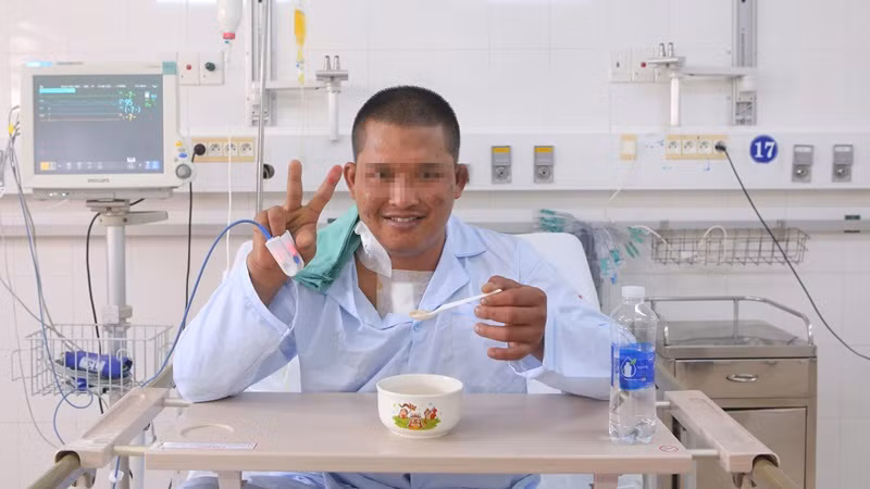 Người bệnh tự ăn uống và vận động nhẹ trên giường hồi sức. Người bệnh tự ăn uống và vận động nhẹ trên giường hồi sức.