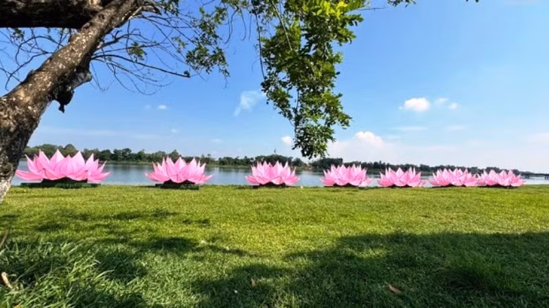 “Bảy đóa sen nâng gót tịnh” là tác phẩm sắp đặt về đề tài văn hóa Phật giáo và văn hóa Việt Nam do các tăng ni Phật tử trẻ ở Huế thực hiện.