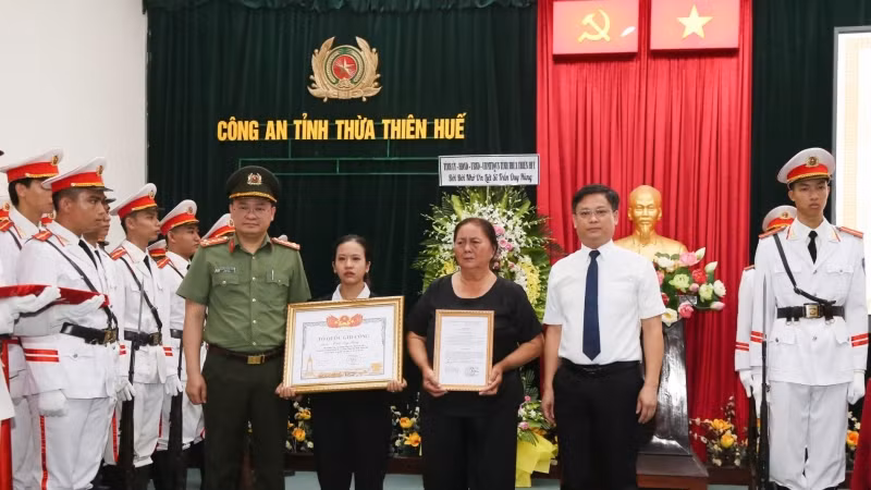 Thừa ủy quyền của Thủ tướng Chính phủ, Phó Chủ tịch Thường trực Ủy ban nhân dân tỉnh Nguyễn Thanh Bình và Giám đốc Công an tỉnh, Đại tá Nguyễn Thanh Tuấn trao Quyết định và Bằng “Tổ quốc ghi công” cho thân nhân Liệt sĩ Trần Duy Hùng.